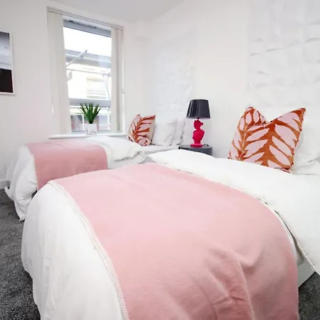 2br Near Centre Apartment *